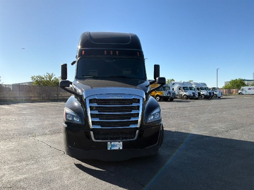 Sleeper Tractor-Heavy Duty Tractors-Freightliner-2021-T12664ST-Denver-CO-725,429\n\t\tmiles-$ 38,750 - Image 2