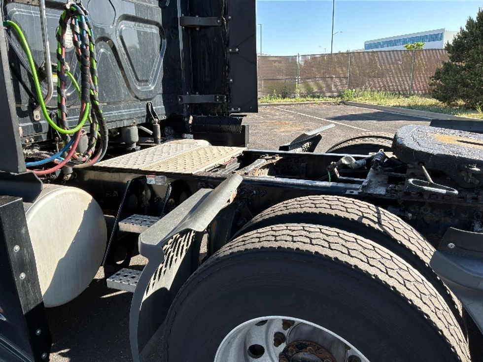 Sleeper Tractor-Heavy Duty Tractors-Freightliner-2021-T12664ST-Denver-CO-725,429\n\t\tmiles-$ 38,750 - Image 22
