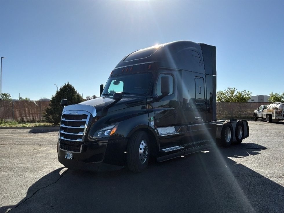 Sleeper Tractor-Heavy Duty Tractors-Freightliner-2021-T12664ST-Denver-CO-725,429\n\t\tmiles-$ 38,750 - Image 3