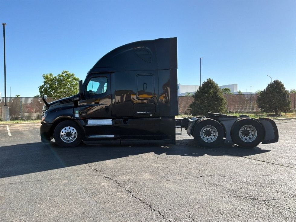 Sleeper Tractor-Heavy Duty Tractors-Freightliner-2021-T12664ST-Denver-CO-725,429\n\t\tmiles-$ 38,750 - Image 4