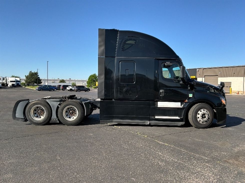 Sleeper Tractor-Heavy Duty Tractors-Freightliner-2021-T12664ST-Denver-CO-725,429\n\t\tmiles-$ 38,750 - Image 8
