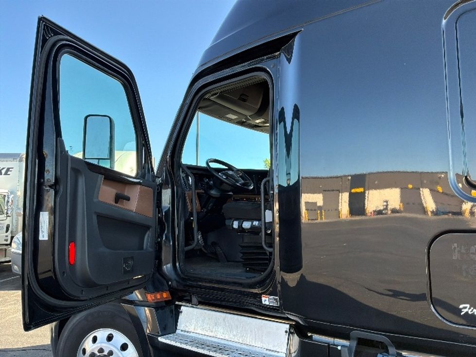 Sleeper Tractor-Heavy Duty Tractors-Freightliner-2021-T12664ST-Denver-CO-725,429\n\t\tmiles-$ 38,750 - Image 9