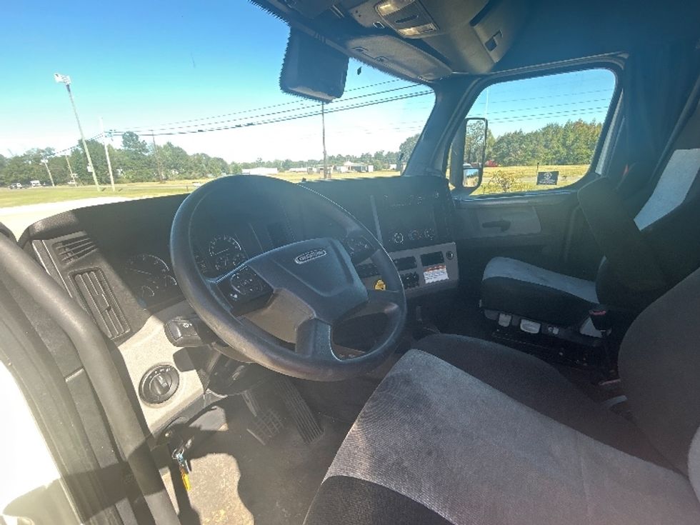Sleeper Tractor-Heavy Duty Tractors-Freightliner-2021-T12664ST-Dothan-AL-427,401\n\t\tmiles-$ 70,250 - Image 10