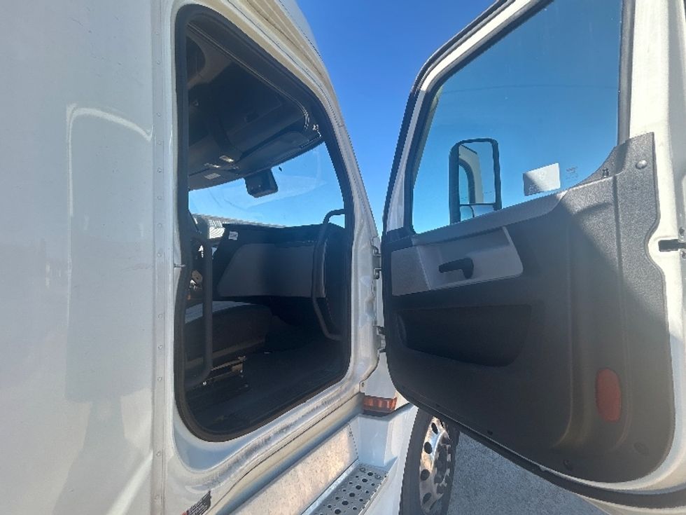 Sleeper Tractor-Heavy Duty Tractors-Freightliner-2021-T12664ST-Dothan-AL-427,401\n\t\tmiles-$ 70,250 - Image 13