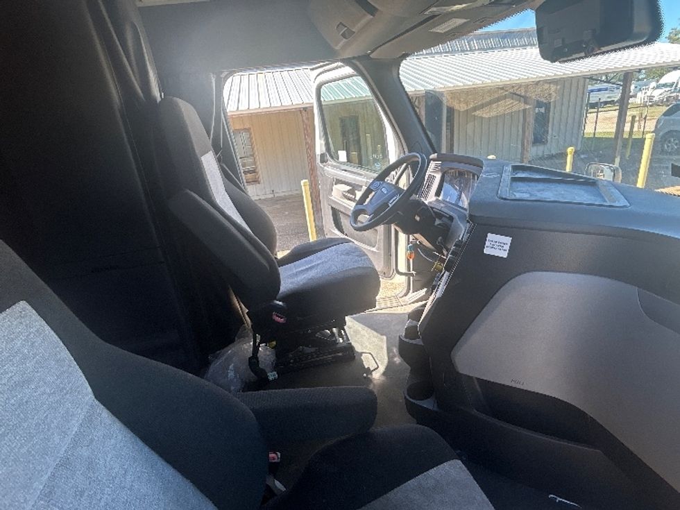 Sleeper Tractor-Heavy Duty Tractors-Freightliner-2021-T12664ST-Dothan-AL-427,401\n\t\tmiles-$ 70,250 - Image 15