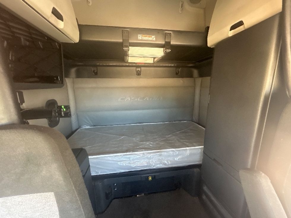 Sleeper Tractor-Heavy Duty Tractors-Freightliner-2021-T12664ST-Dothan-AL-427,401\n\t\tmiles-$ 70,250 - Image 16