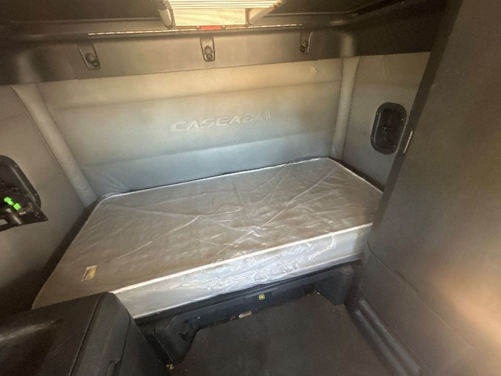 Sleeper Tractor-Heavy Duty Tractors-Freightliner-2021-T12664ST-Dothan-AL-427,401\n\t\tmiles-$ 70,250 - Image 17