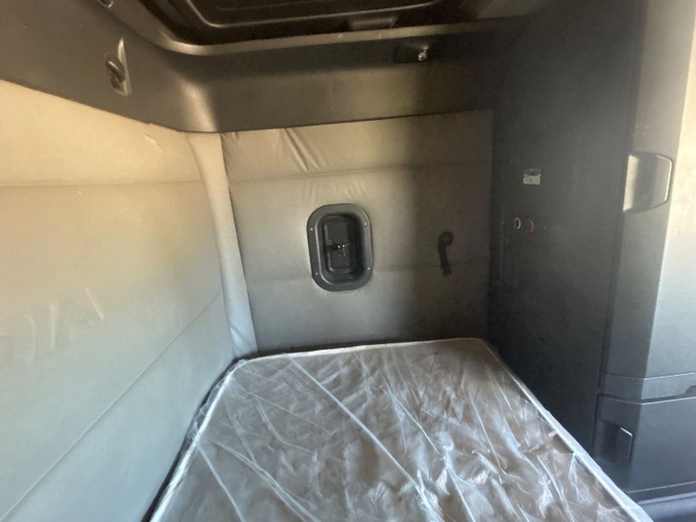 Sleeper Tractor-Heavy Duty Tractors-Freightliner-2021-T12664ST-Dothan-AL-427,401\n\t\tmiles-$ 70,250 - Image 18