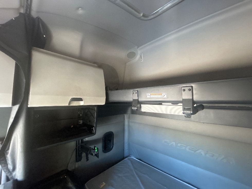 Sleeper Tractor-Heavy Duty Tractors-Freightliner-2021-T12664ST-Dothan-AL-427,401\n\t\tmiles-$ 70,250 - Image 19