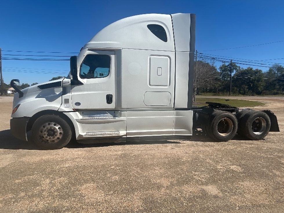 Sleeper Tractor-Heavy Duty Tractors-Freightliner-2021-T12664ST-Dothan-AL-427,401\n\t\tmiles-$ 70,250 - Image 4
