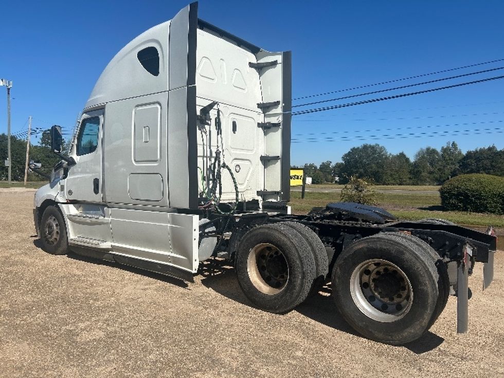 Sleeper Tractor-Heavy Duty Tractors-Freightliner-2021-T12664ST-Dothan-AL-427,401\n\t\tmiles-$ 70,250 - Image 5