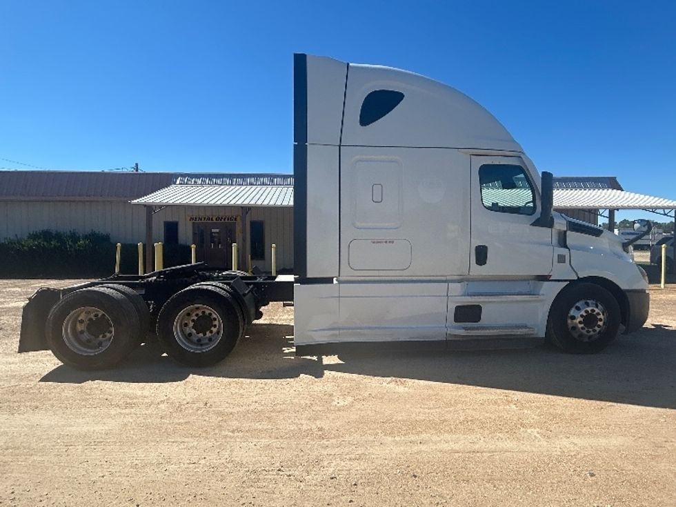 Sleeper Tractor-Heavy Duty Tractors-Freightliner-2021-T12664ST-Dothan-AL-427,401\n\t\tmiles-$ 70,250 - Image 8