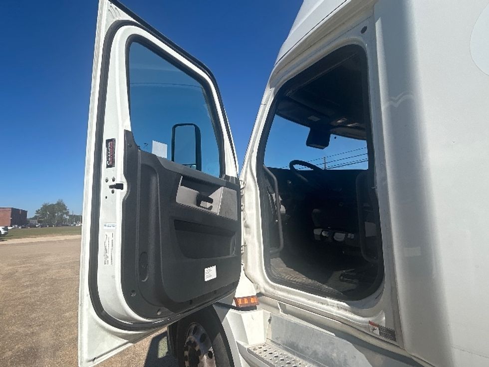 Sleeper Tractor-Heavy Duty Tractors-Freightliner-2021-T12664ST-Dothan-AL-427,401\n\t\tmiles-$ 70,250 - Image 9