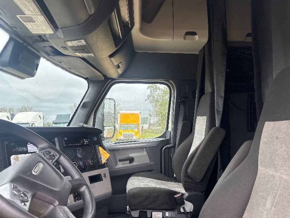 Sleeper Tractor-Heavy Duty Tractors-Freightliner-2021-T12664ST-Dothan-AL-554,138\n\t\tmiles-$ 59,500 - Image 10