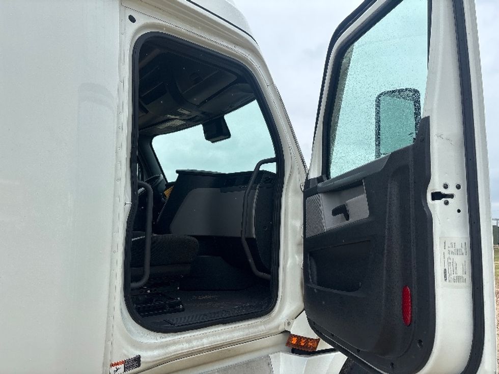 Sleeper Tractor-Heavy Duty Tractors-Freightliner-2021-T12664ST-Dothan-AL-554,138\n\t\tmiles-$ 59,500 - Image 13