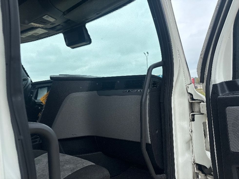 Sleeper Tractor-Heavy Duty Tractors-Freightliner-2021-T12664ST-Dothan-AL-554,138\n\t\tmiles-$ 59,500 - Image 14