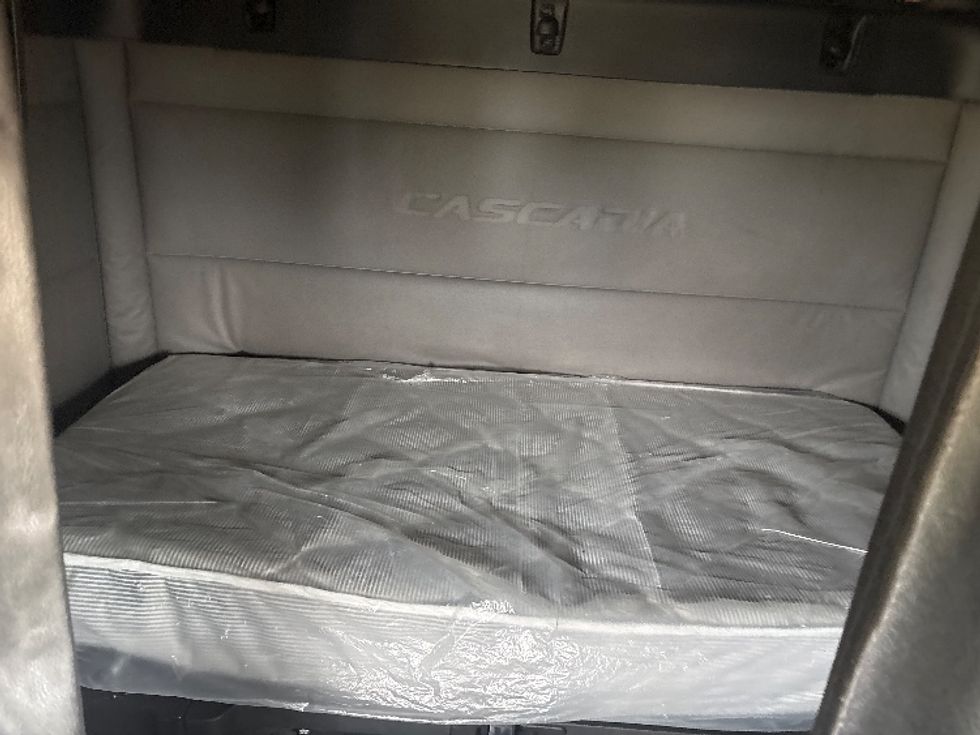 Sleeper Tractor-Heavy Duty Tractors-Freightliner-2021-T12664ST-Dothan-AL-554,138\n\t\tmiles-$ 59,500 - Image 16