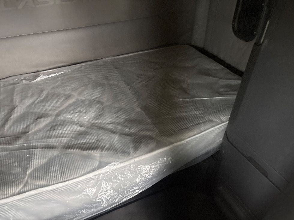 Sleeper Tractor-Heavy Duty Tractors-Freightliner-2021-T12664ST-Dothan-AL-554,138\n\t\tmiles-$ 59,500 - Image 17