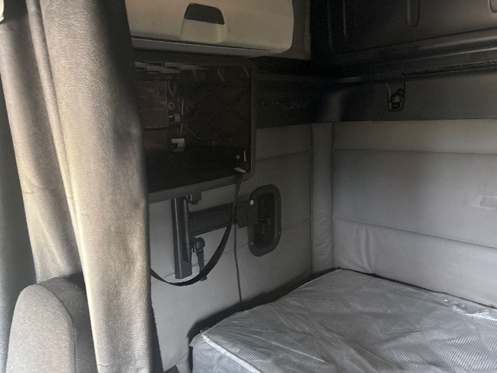 Sleeper Tractor-Heavy Duty Tractors-Freightliner-2021-T12664ST-Dothan-AL-554,138\n\t\tmiles-$ 59,500 - Image 19