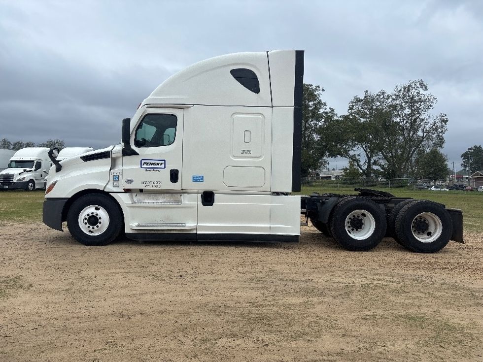 Sleeper Tractor-Heavy Duty Tractors-Freightliner-2021-T12664ST-Dothan-AL-554,138\n\t\tmiles-$ 59,500 - Image 4