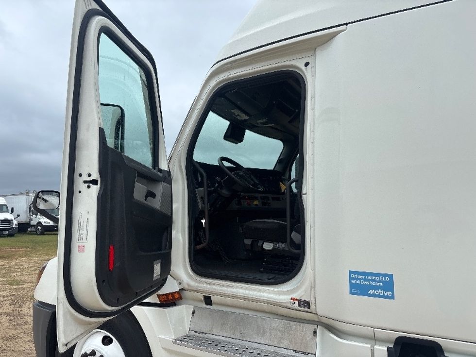 Sleeper Tractor-Heavy Duty Tractors-Freightliner-2021-T12664ST-Dothan-AL-554,138\n\t\tmiles-$ 59,500 - Image 9