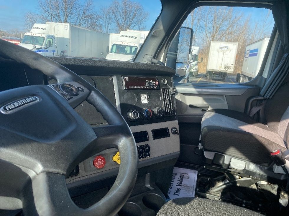 Sleeper Tractor-Heavy Duty Tractors-Freightliner-2021-T12664ST-East Chicago-IN-315,732\n\t\tmiles-$ 73,000 - Image 10