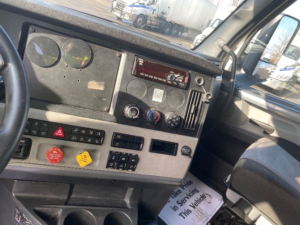 Sleeper Tractor-Heavy Duty Tractors-Freightliner-2021-T12664ST-East Chicago-IN-315,732\n\t\tmiles-$ 73,000 - Image 12