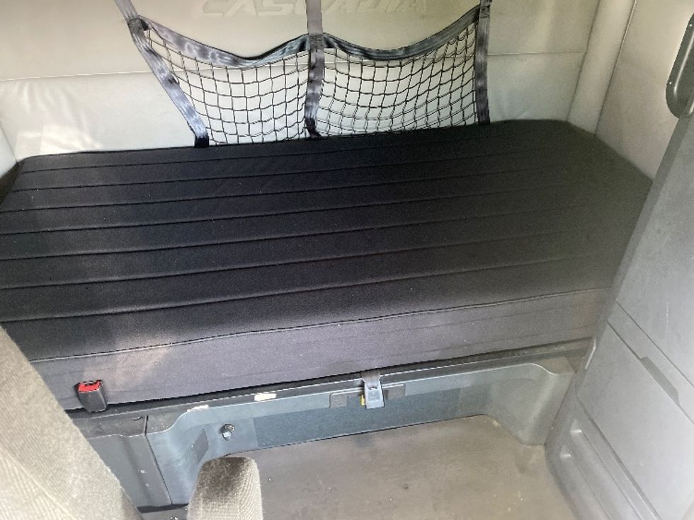 Sleeper Tractor-Heavy Duty Tractors-Freightliner-2021-T12664ST-East Chicago-IN-315,732\n\t\tmiles-$ 73,000 - Image 16