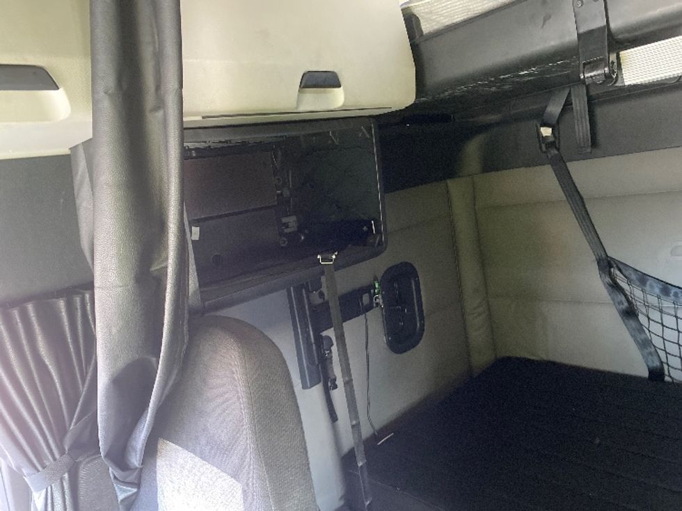 Sleeper Tractor-Heavy Duty Tractors-Freightliner-2021-T12664ST-East Chicago-IN-315,732\n\t\tmiles-$ 73,000 - Image 19