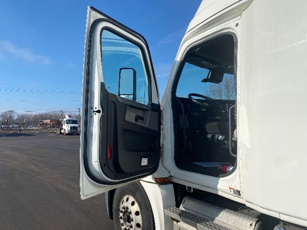 Sleeper Tractor-Heavy Duty Tractors-Freightliner-2021-T12664ST-East Chicago-IN-315,732\n\t\tmiles-$ 73,000 - Image 9