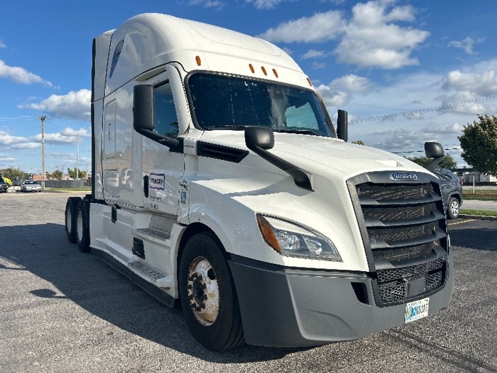 Sleeper Tractor-Heavy Duty Tractors-Freightliner-2021-T12664ST-East Chicago-IN-403,108\n\t\tmiles-$ 70,750 - Image 1