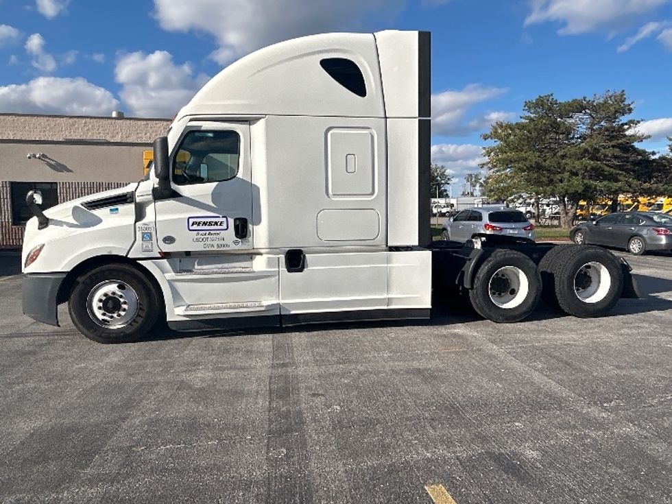 Sleeper Tractor-Heavy Duty Tractors-Freightliner-2021-T12664ST-East Chicago-IN-403,108\n\t\tmiles-$ 70,750 - Image 4