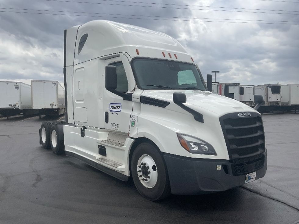 Sleeper Tractor-Heavy Duty Tractors-Freightliner-2021-T12664ST-East Chicago-IN-427,100\n\t\tmiles-$ 71,250 - Image 1