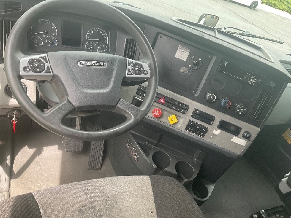 Sleeper Tractor-Heavy Duty Tractors-Freightliner-2021-T12664ST-East Chicago-IN-427,100\n\t\tmiles-$ 71,250 - Image 11