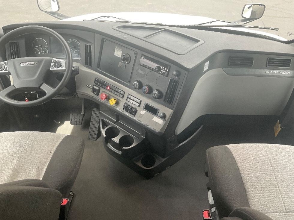 Sleeper Tractor-Heavy Duty Tractors-Freightliner-2021-T12664ST-East Chicago-IN-427,100\n\t\tmiles-$ 71,250 - Image 12