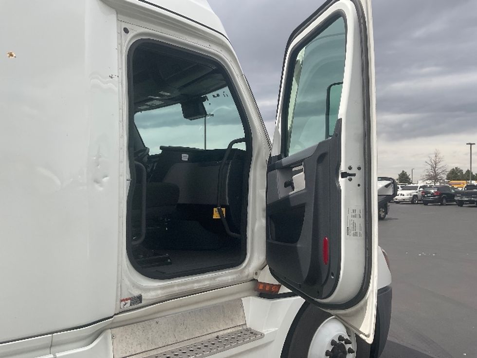 Sleeper Tractor-Heavy Duty Tractors-Freightliner-2021-T12664ST-East Chicago-IN-427,100\n\t\tmiles-$ 71,250 - Image 13