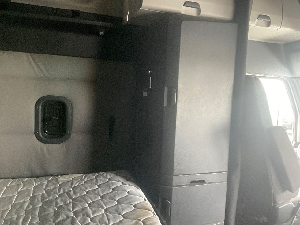 Sleeper Tractor-Heavy Duty Tractors-Freightliner-2021-T12664ST-East Chicago-IN-427,100\n\t\tmiles-$ 71,250 - Image 18