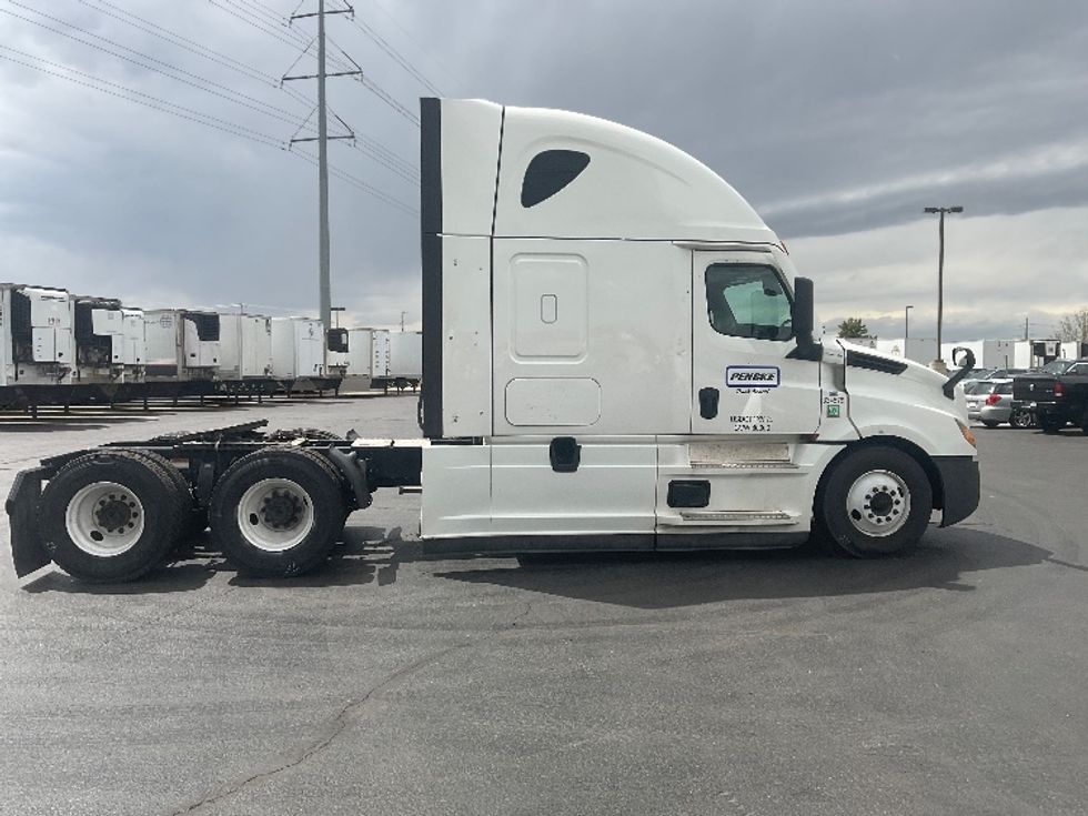 Sleeper Tractor-Heavy Duty Tractors-Freightliner-2021-T12664ST-East Chicago-IN-427,100\n\t\tmiles-$ 71,250 - Image 8