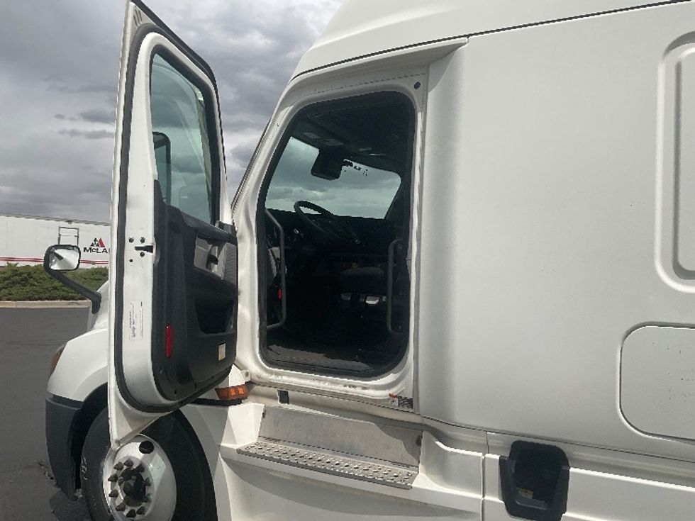 Sleeper Tractor-Heavy Duty Tractors-Freightliner-2021-T12664ST-East Chicago-IN-427,100\n\t\tmiles-$ 71,250 - Image 9