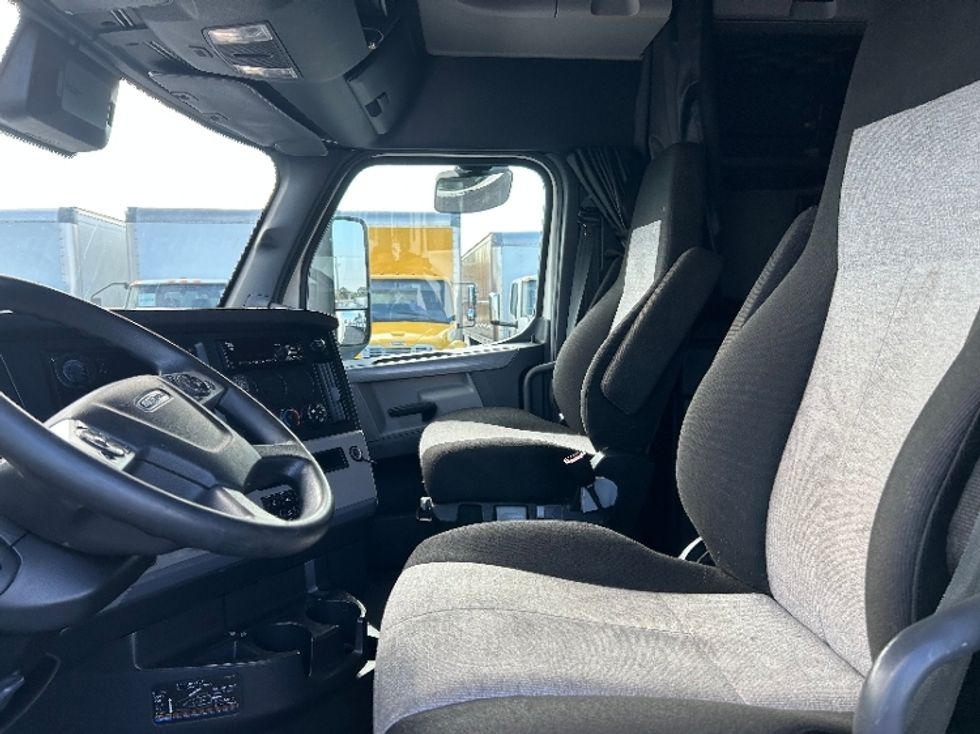 Sleeper Tractor-Heavy Duty Tractors-Freightliner-2021-T12664ST-East Chicago-IN-468,419\n\t\tmiles-$ 66,250 - Image 10