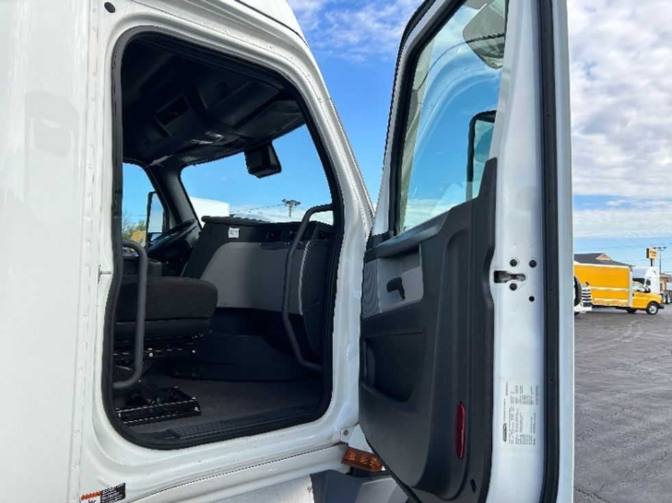 Sleeper Tractor-Heavy Duty Tractors-Freightliner-2021-T12664ST-East Chicago-IN-468,419\n\t\tmiles-$ 66,250 - Image 12