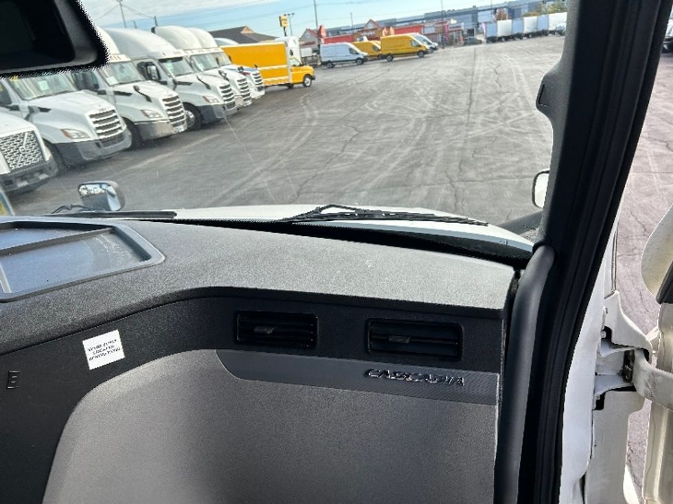 Sleeper Tractor-Heavy Duty Tractors-Freightliner-2021-T12664ST-East Chicago-IN-468,419\n\t\tmiles-$ 66,250 - Image 13