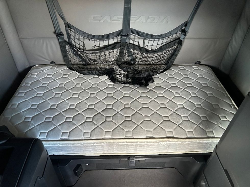 Sleeper Tractor-Heavy Duty Tractors-Freightliner-2021-T12664ST-East Chicago-IN-468,419\n\t\tmiles-$ 66,250 - Image 16