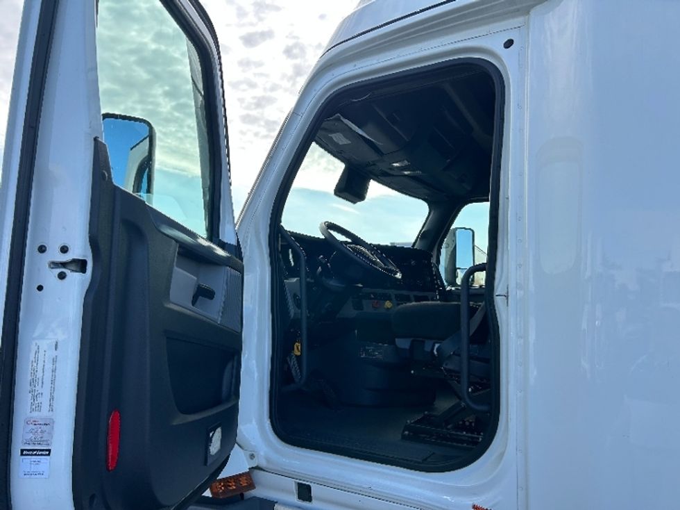 Sleeper Tractor-Heavy Duty Tractors-Freightliner-2021-T12664ST-East Chicago-IN-468,419\n\t\tmiles-$ 66,250 - Image 9