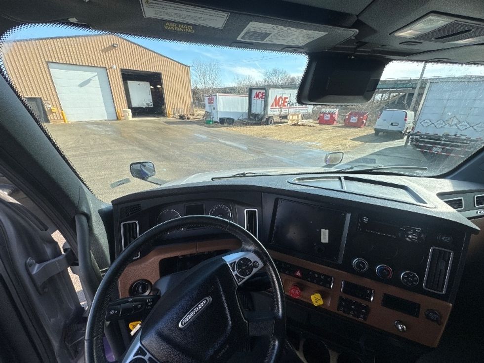 Sleeper Tractor-Heavy Duty Tractors-Freightliner-2021-T12664ST-East Chicago-IN-491,164\n\t\tmiles-$ 62,750 - Image 11