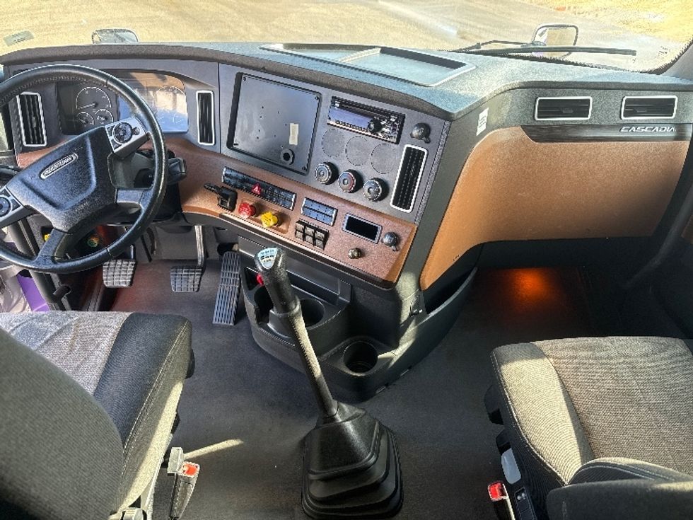 Sleeper Tractor-Heavy Duty Tractors-Freightliner-2021-T12664ST-East Chicago-IN-491,164\n\t\tmiles-$ 62,750 - Image 12