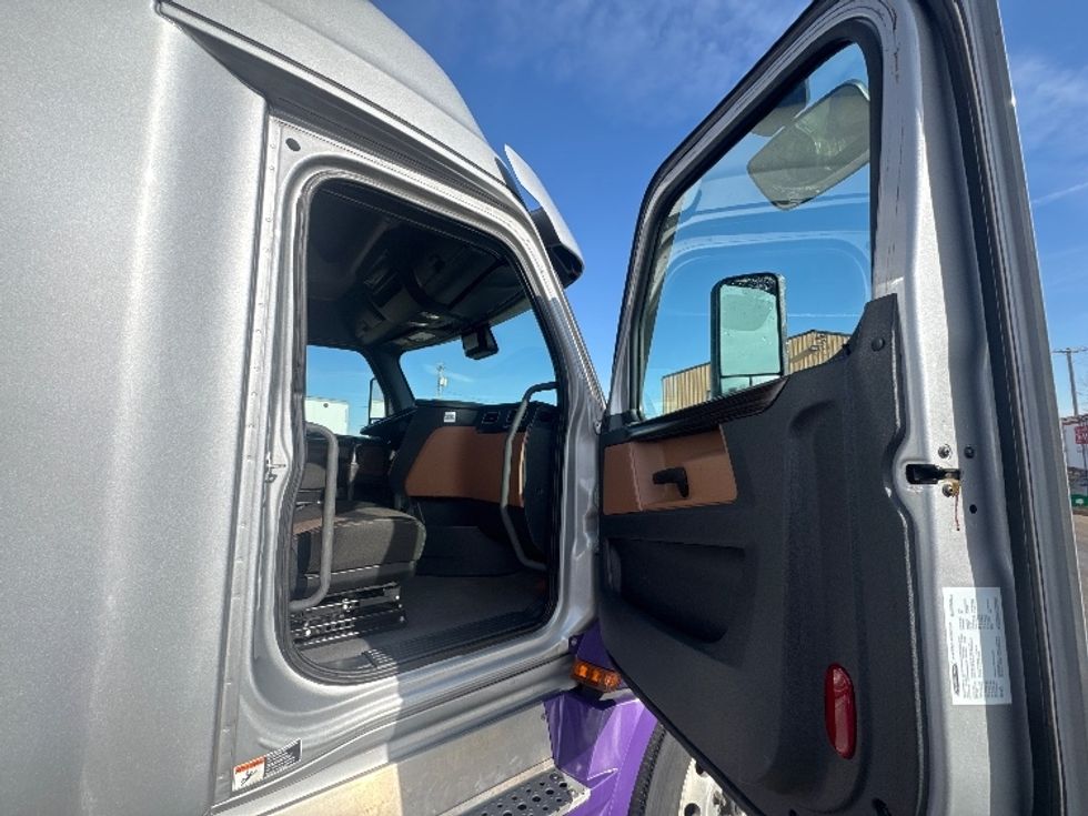 Sleeper Tractor-Heavy Duty Tractors-Freightliner-2021-T12664ST-East Chicago-IN-491,164\n\t\tmiles-$ 62,750 - Image 13