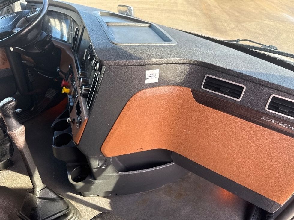 Sleeper Tractor-Heavy Duty Tractors-Freightliner-2021-T12664ST-East Chicago-IN-491,164\n\t\tmiles-$ 62,750 - Image 15