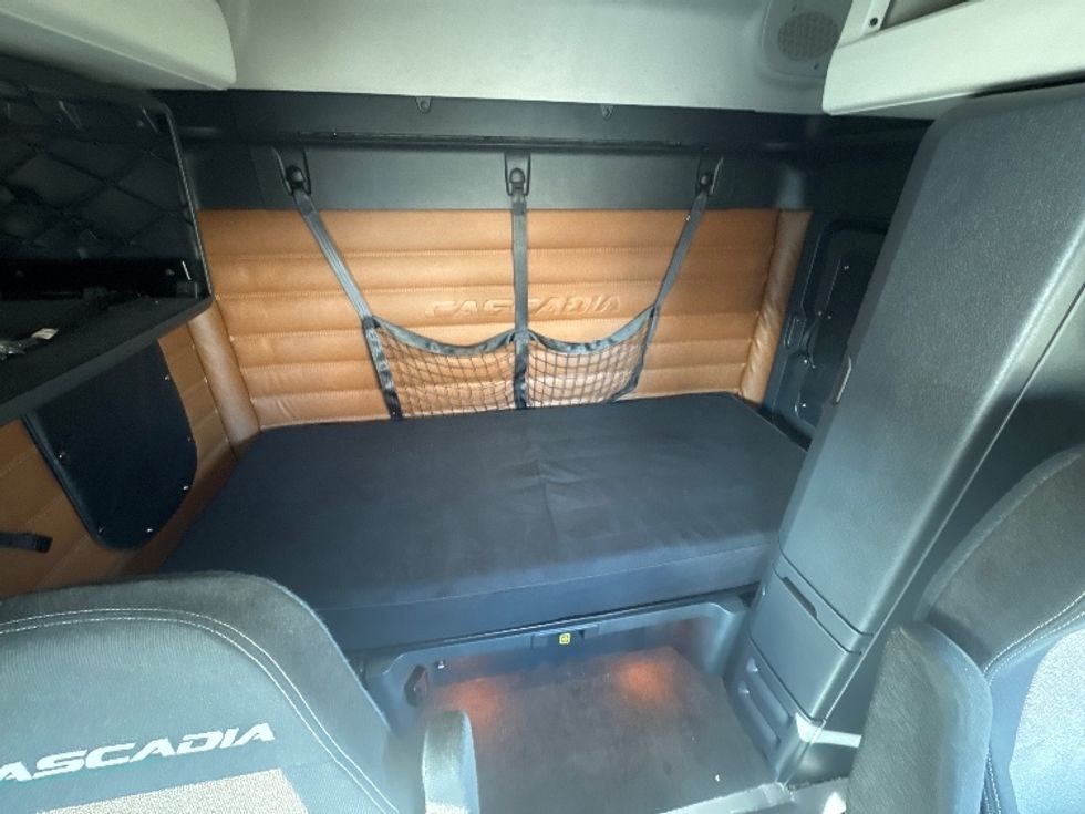 Sleeper Tractor-Heavy Duty Tractors-Freightliner-2021-T12664ST-East Chicago-IN-491,164\n\t\tmiles-$ 62,750 - Image 16