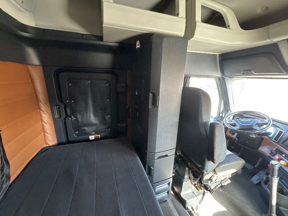 Sleeper Tractor-Heavy Duty Tractors-Freightliner-2021-T12664ST-East Chicago-IN-491,164\n\t\tmiles-$ 62,750 - Image 18